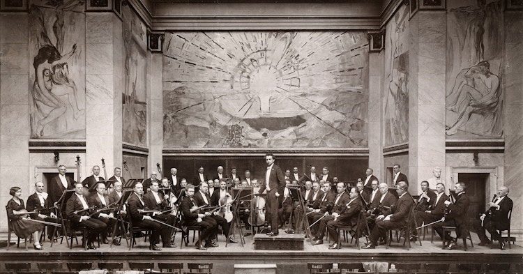 Oslo-Filharmonien (den gang Filharmonisk Selskaps Orkester) rundt 1930 med sjefdirigent Issay Dobrowen.