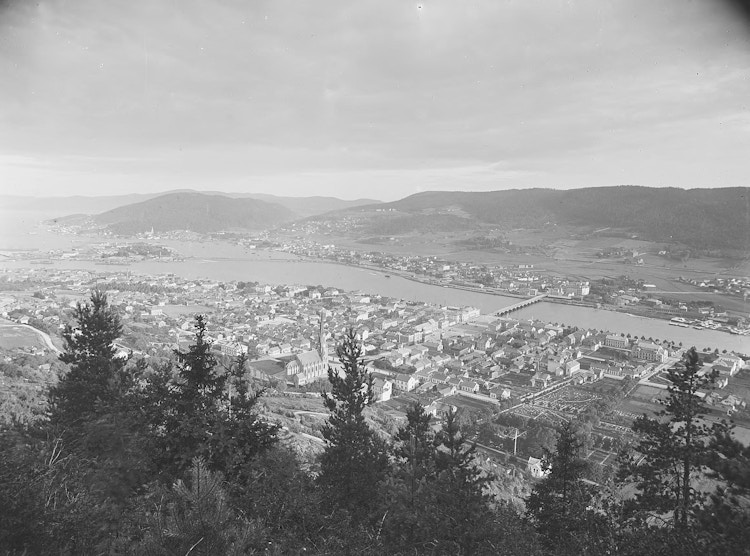 View towards Drammen from Bragernesåsen. Photo from the 1880s.