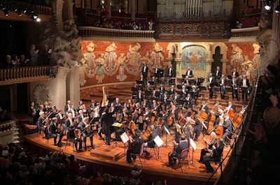 Oslo-Filharmonien på scenen i Palau de la Música Catalana i Barcelona.
