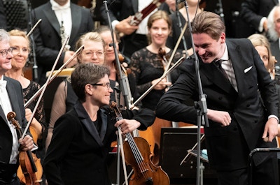Konsertmester Elise Båtnes og sjefdirigent Klaus Mäkelä gir hverandre en albuehilsen.