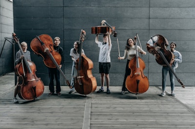 Unge musikere med celloer