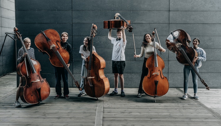Unge musikere med celloer