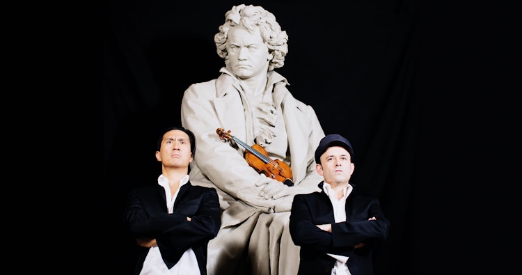 Bilde av Igudesman & Joo med Beethoven-statue.