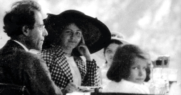 Bilde av Gustav Mahler med sin kone Alma og døtrene Maria og Anna.