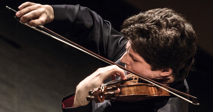 Photo of violinist Augustin Hadelich.