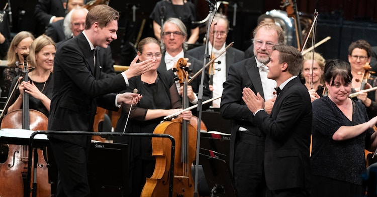 Conductor Klaus Mäkelä and composer Sauli Zinovjev in Oslo Concert Hall.