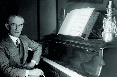 Maurice Ravel ved pianoet
