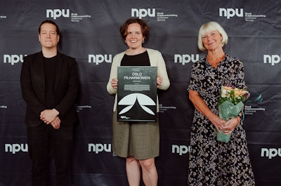 Lars Petter Hagen, Ingrid Røynesdal og Liv Beate Skavdahl med NPU-prisen for Årets Fornyer.