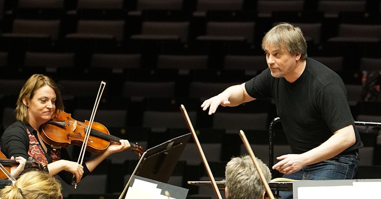 John Storgårds under prøvene til ukas konsert med Oslo-Filharmonien. (Foto: Fred-Olav Vatne/Oslo-Filharmonien)