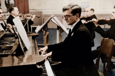 Dmitrij Sjostakovitsj spiller piano i en klaverkvintett.
