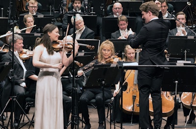 Fiolinist Sonoko Miriam Welde, dirigent Joshua Weilerstein og Oslo-Filharmonien.